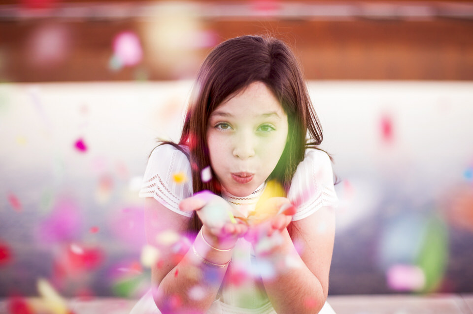 niña tirando confetti